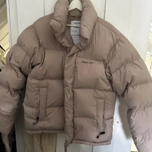 Axel Arigato dunjacka  - Beige dunjacka. Använd två gånger så verkligen nyskick! 🤩 storlek M och det är unisex modell. Jag köpte den för 5700kr. 