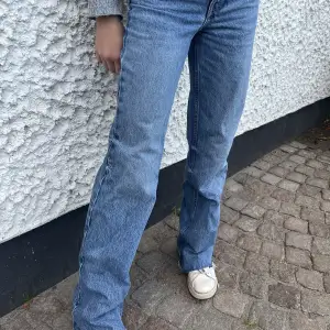 Mörkblå straight jeans från zara, midwaist. Bra skick, använd fåtal gånger✨storlek 32, men långa ben (jag är 165cm) Kontakta gärna privat för fler bilder eller funderingar💞