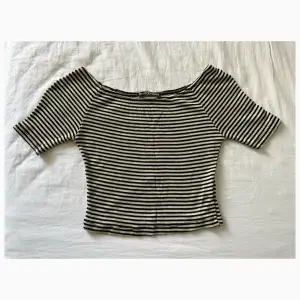 Randig svart/vit crop top från Brandy Melville🩷Använd men ändå fint skick! Storlek S (onesize)