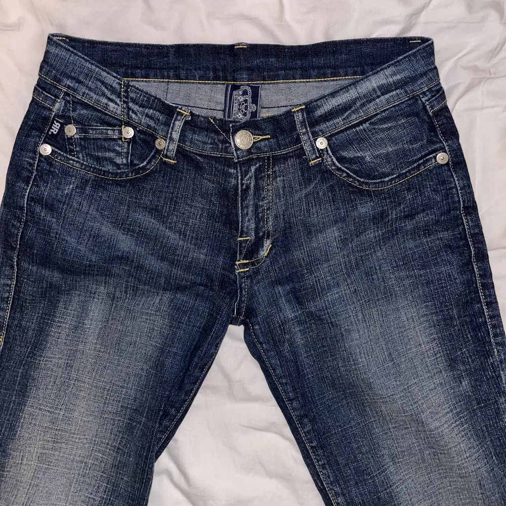 Sjöna och fina Victoria beckham low waisted jeans som är skreddarsydda i längden för att passa mig som är 158! Tyvärr har flera av paljetterna lossnat från kronorna men dom är ändå fina. 42 i midjan och 75 innerbenslängd!. Jeans & Byxor.