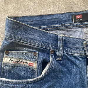 Diesel baggy jeans - Säljer dessa baggy diesel jeansen som inte kommer till användning 🥲 de är i bra skick förutom att dom har hål längst ner då dom varit för långa för mig (därav priset)😁 skriv privat för frågor!!