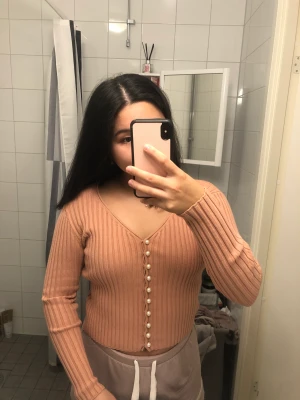 NA-KD tröja med pärlor - Använd ett fåtal ggr, som ny i skicket! 🤍