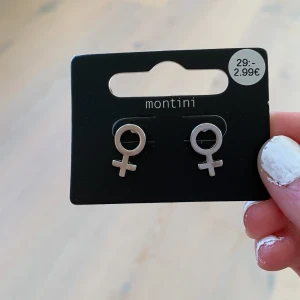 Coola örhängen🖇⭐️ - Coola kvinno symbol örhängen i silver!🤩 Från ur&penn💗 Helt oanvända!