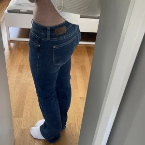 mavi jeans  - säljer dessa mörkblåa jeans för dom inte kommer till användning längre o är lite stora. Dom är köpa på zalando men dom heter mavi jeans 