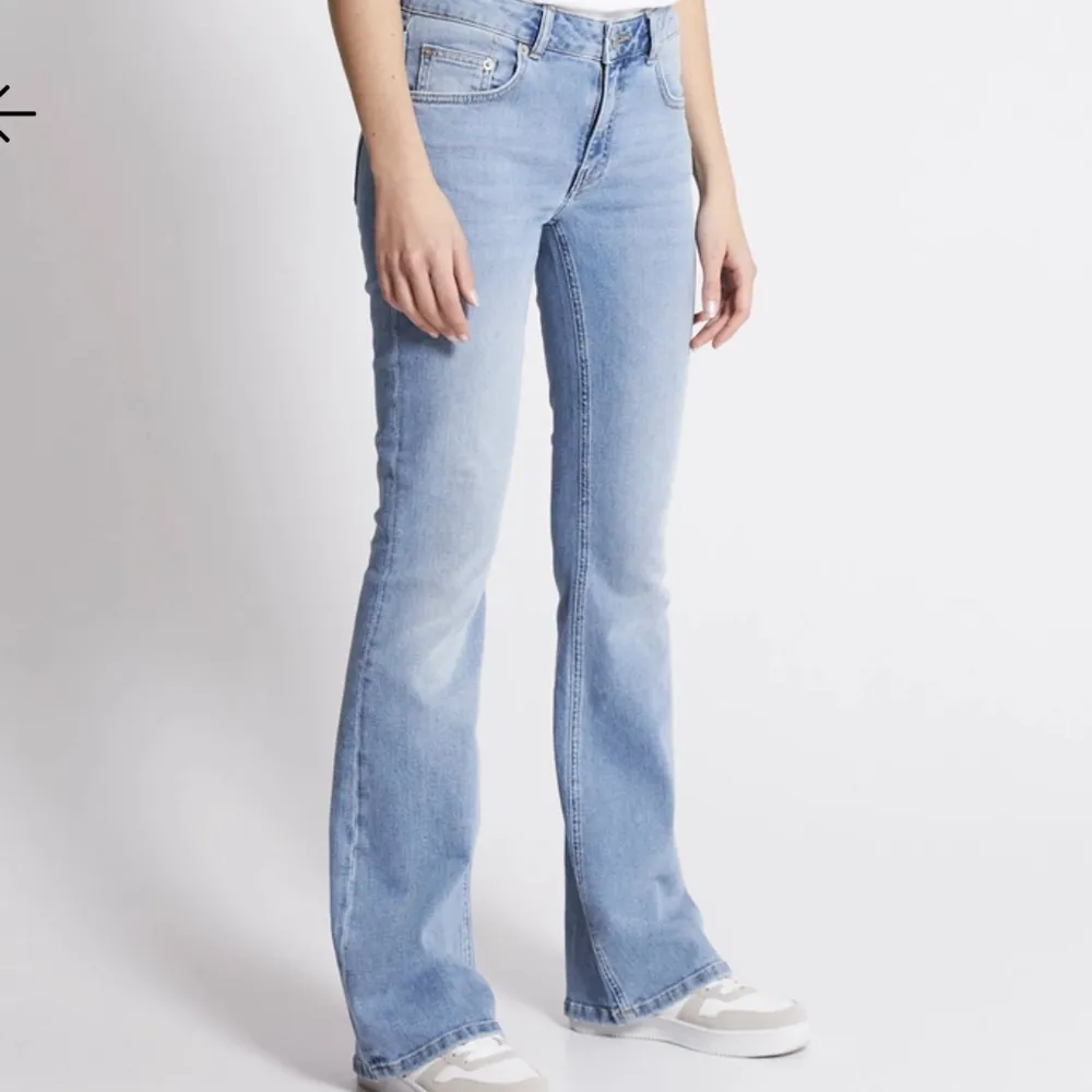 Säljer dessa ”low boot” jeansen från lager 157 då jag har ett extra exemplar med lapp på. Helt oanvända, passar mig parfekt som är 163 cm lång . Jeans & Byxor.