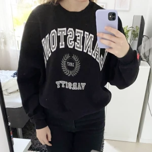 Tröja med tryck  - Tröja från Nellys egna märke, storlek M men ganska stor i storleken. 90 kr + frakt