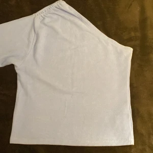 Tröja  - Super fin detalj vid axeln, jätte gullig färg babyblå.