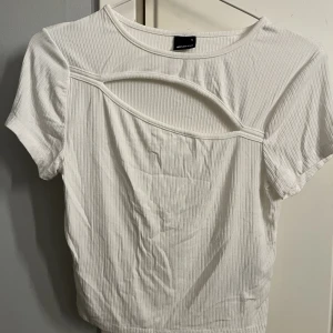 Vit tröja - Vit tröja med öppen del