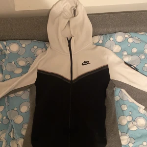 Nike tech vit/svart - Hej  Jag säljer min Nike tech i vit och svart färg. Den har använts några gånger och har några små repor men inget men märker när man har på sig den. Den är i färgen vit och svart.