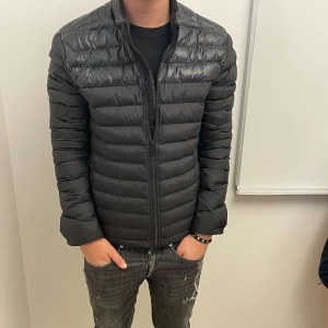 J.Lindeberg jacka - Tjena säljer nu min feta höstjacka  ifrån j.Lindeberg, jackan är nästan helt oanvänd och i toppskick! Jackan är normal i storleken.