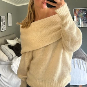 krämvit tröja  - Säljer denna superduperfina off shoulder tröjan då jag aldrig har tillfälle att ha den. Älskar den verkligen då den är superskönt och mysig men har endast haft den fåtal gånger❤️❤️