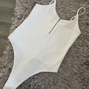 Body - Sjukt snygg body från bikbok som aldrig kommit till användning🩷