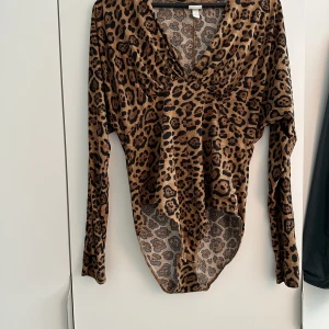 Leopard body - Oanvänd v-ringad leopard body 