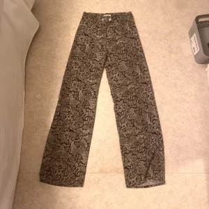 Byxor från Weekday - Superfina o sköna byxor från Weekday  Bra skick!  Storlek 34