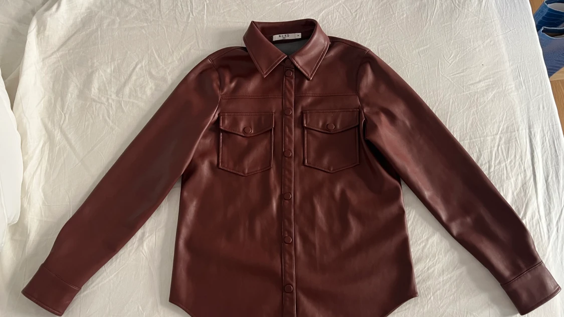 Röd skjorta i pu  - 90