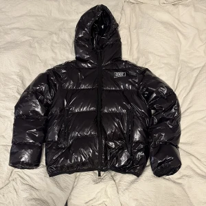 Dsquared2 Vinterjacka Puffer - Hej, säljer nu min vinterjacka för att den ej kommer till användning längre. har bara använt den några få gånger, har någon enstaka repa vid zippern längst ner men annars helt perfekt 9/10 skick. Storleken är 46/Small. Pris kan diskuteras via dm