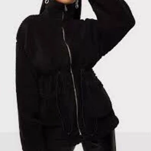 Jacka Nelly  - Teddyjacka från nelly.  Jag aldrig använt den så det finns inga slitningar eller något på jackan. Ångrade köpet men hann inte returnera.  Jackan säljs inte längre på Nelly.  Bilden är lånad från Nelly men kan skickar såklart bilder till den som är intress