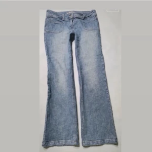 Lågmidjade bootcut jeans  - Säljer dessa skitsnygga jeans då dom tyvär inte passar mig. 💕🙌🏼 midjemått 44 cm innerbenslängd 75 cm