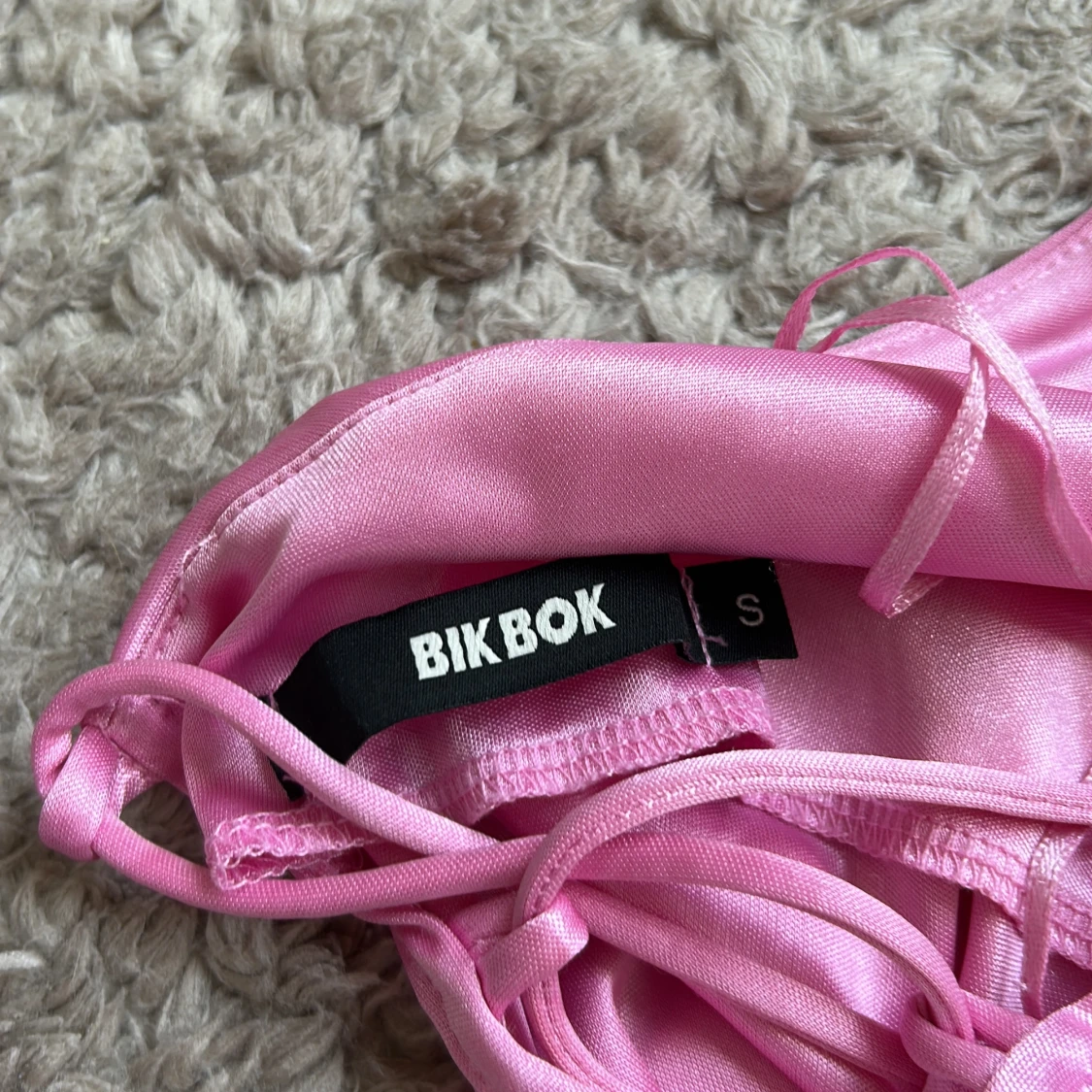 Rosa glansig topp med knytning - 91