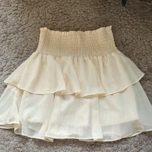 Chelsea kjol - Cremevit kjol, använd fåtal gånger, har en liten rosa fläck som knappt syns.