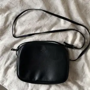 En gullig svart handväska från Pull&Bear, aldrig använd och jättebra skick. 