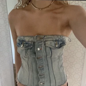 Jeanskorsett Zara - Så fin korsett i jeanstyg från zara. Denna fina ljusblå färg säljs inte längre. Den är aldrig använd så super skick!
