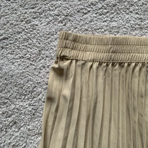 Beige plisserad kjol - Skitsnygg plisserad kjol som man kan styla lager på lager över 🫣