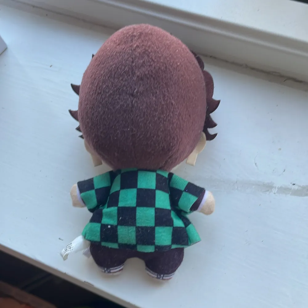 Selling this cute tanjiro from demon slayer plush!! Not sure if its official but it has nice quality and you can also hang it on to stuff!!  Söt tanjiro plushie från demon slayer!! Vet inte om det är officiell merch men är bra kvalitet kan hängas upp!! . Övrigt.