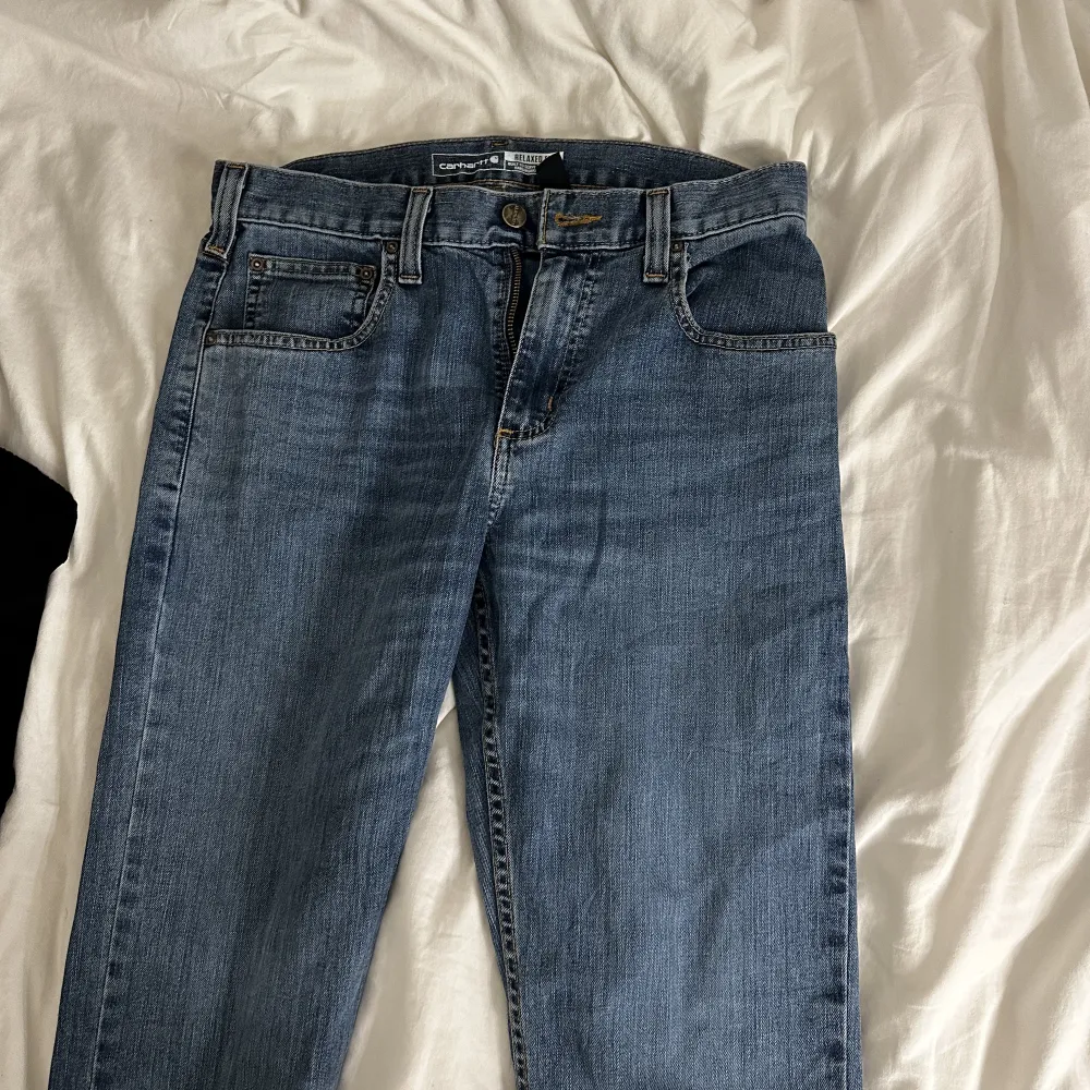 Carhartt jeans i storlek 30/30  Använd fåtal gånger som nya Nypris runt 1300kr Relaxed fit/ raka regular fit . Jeans & Byxor.
