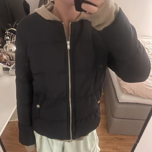 Hm jacka  - As snygg jacka ifrån hm. Jättebra skick och knappt andvänd. Storlek 38. 💞💖säljer för 200 men pris kan diskuteras.