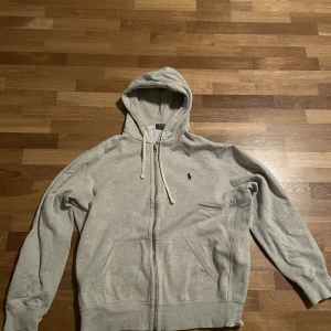 Ralph lauren zip - Säljer nu min ralph lauren zip för att den är för liten.självklart äkta. Storlek L men sitter mer som en M. Den är i mycket fint skick inga hål eller fläckar! Hör av er vid intresse.