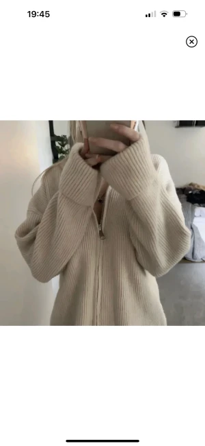 Hösttröja - Den mest perfekta stickade tröjan till hösten!!! Den är så sjukt snygg och skön, passar verkligen till allt💘💘💘tyvärr har jag för många stickade tröjor så därför säljer jag denna🙁 Perfekt skick💘 (lånade bilder) 