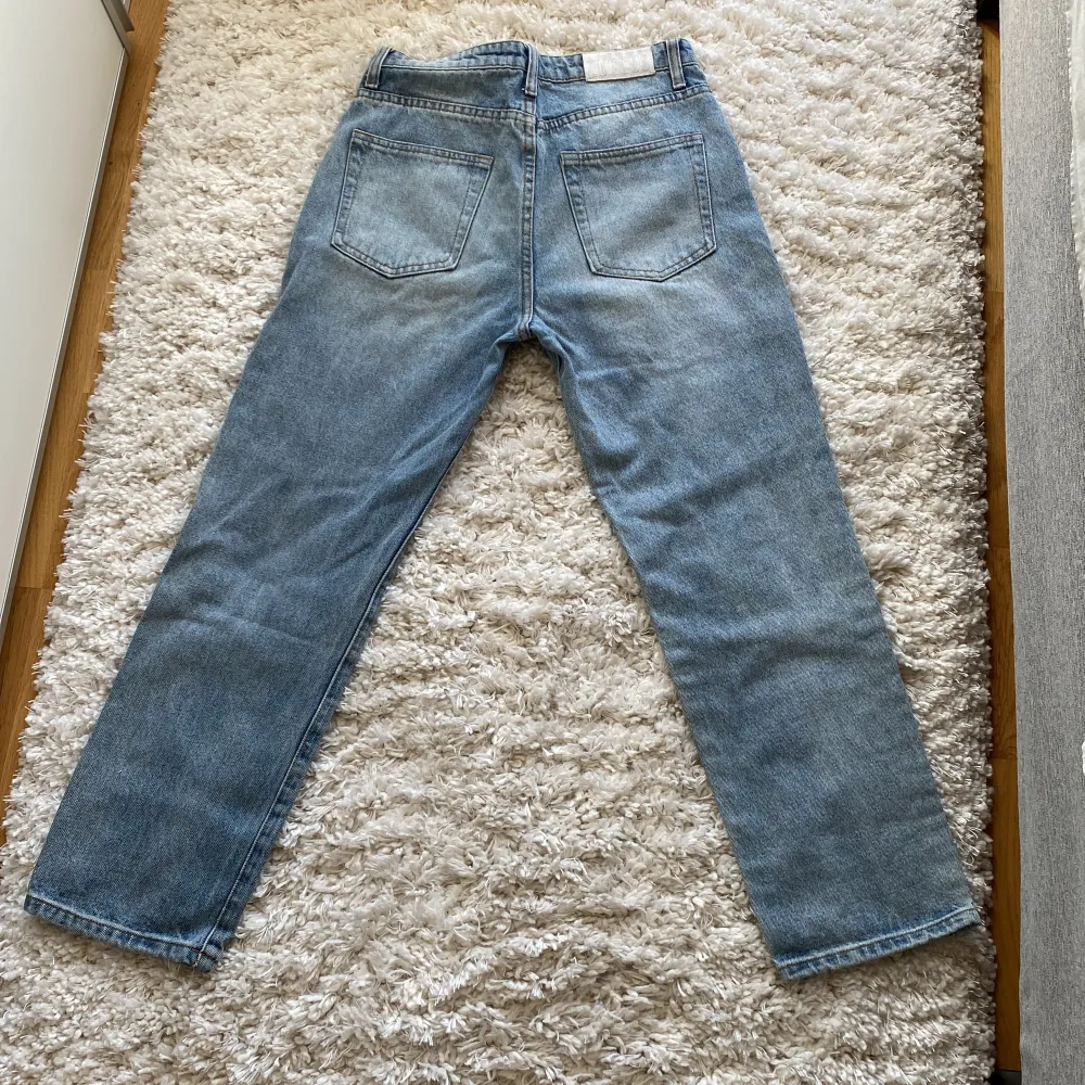 Ett par jeans i jättebra skick! 🫶🏼det står inte storlek men de är 34-36 skulle jag säga. Jeans & Byxor.