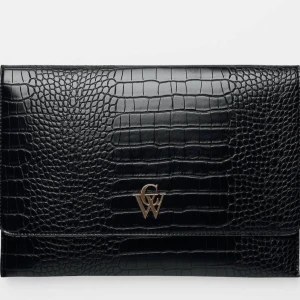 Carin Wester datorfodral - Ett as snyggt datorfodral som är sparsamt använt, inga defekter utöver att ”W”et har rostat extremt lite, men inget som syns! Kom privat för fler bilder eller frågor 💗Nypris: 399