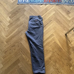 Dickies work pants - Snygga dickies work pants. Väldigt bra skick, bara använts några gånger. Slim-fit.