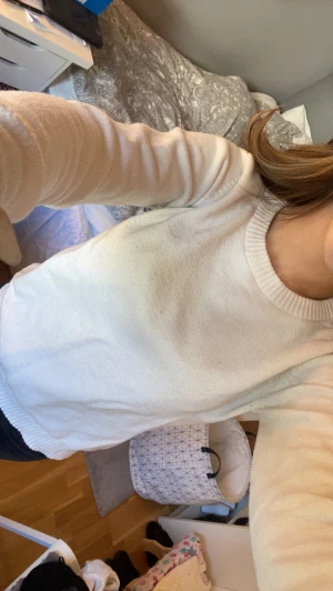 Vit stickad tröja  - Vit stickad tröja från vila, fint skick köpte den på chili i Kalix men märket är vila