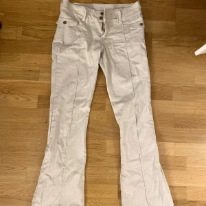 Brandy jeans - Fina brandy jeans i storlek S. Som ni ser har jag klippt två till hål för jag trodde att det kunde vara ett ”hack” att göra midjan mindre men det gick ej så bra. Hålen går o sy ihop enkelt. Annars e dom supersnygga bara lite för små för mig.YBL:100 IBL:75