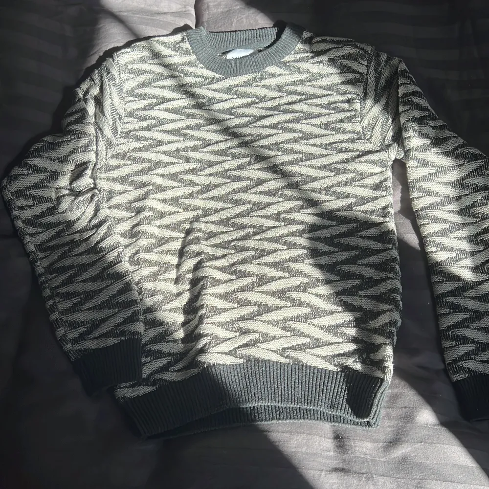 en jätte mysig vintage likande långärmad tröja som är perfekt till höst o vinter, den är i storlek xs men passar även som en s🩶🖤. Hoodies.