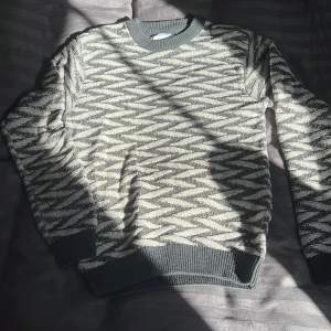 en jätte mysig vintage likande långärmad tröja som är perfekt till höst o vinter, den är i storlek xs men passar även som en s🩶🖤