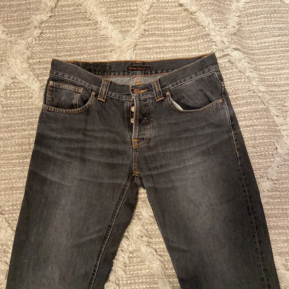 Säljer ett par lågmidjade bootcut Nudie jeans i färgen ”used black” med coola bakfickor i väldigt bra skick med inga defekter💗. Jeans & Byxor.