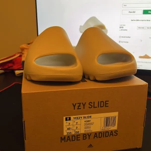Yeezy Slides Bone - Säljer mina yeezy slides i storlek 40,5 som är nästan oanvända bara använt en gång. Nypris är 3000 kr och jag säljer för ändats 1100 kr. 10/10 skick. Pris kan diskuteras!