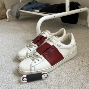 Valentino  - Tja, säljer nu dessa sjukt feta valentino garavani skor. Skorna är i mycket bra skick (8-9/10). Skorna är i size 42.5. OBS SKORNA ÄR ÄKTA. Nypris ligger på 6.500. Ingår: Skor, box samt nya skosnören. Hör gärna av dig vid minsta fundering. Mvh  Axel