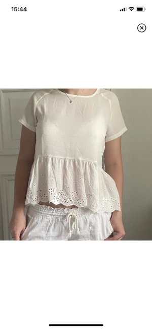 Jättesöt topp - Söt topp i väldigt bra skick! Köpt secondhand och lapparna är bortklippta så vet ej vart toppen är ifrån.
