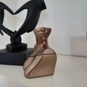 Billie Eilish parfym 30ml edp - Säljer min Billie Eilish parfym i 30ml då den inte kommer till användning.  Har använt den lite men fortfarande mycket kvar i flaskan!💕