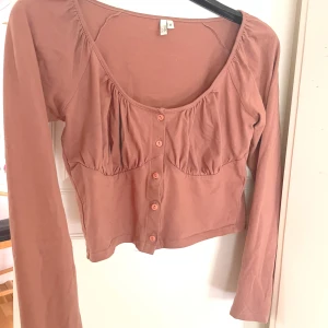 Nelly gullig tröja - Strlk M, fint skick 