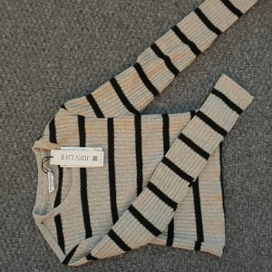 Söt randig tröja - Stickad tajt tröja i nyskick