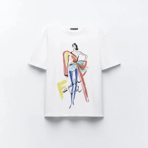 Zara T-shirt  - Säljer min zara T-shirt köpte här på Plik men har tröttnat på den😊🥰