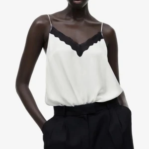 H&M spetslinne - Fint skick, inga defekter. Köpt på H&M för ca 300kr❤️