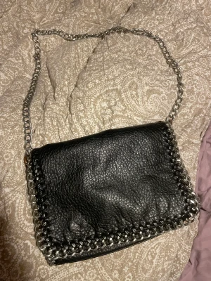 Tiamo kedje väska  - Super fin i använt skick 💙