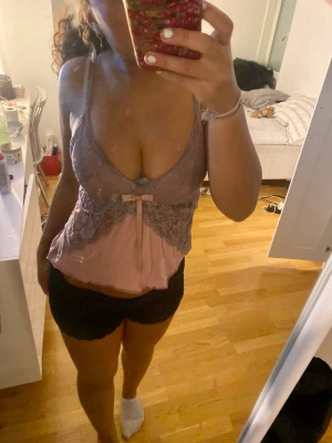 Snyggt linne - Gulligt linne med liten rosett. Strlk xs. Gullig att sova i eller ha ute 